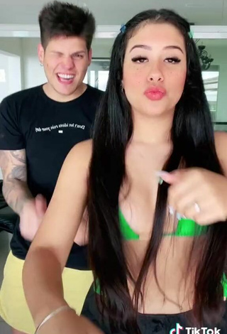 5. Hermosa Cinthia Cruz Con Bikini Verde