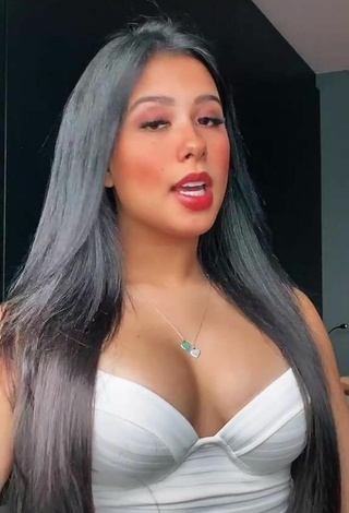 Más caliente Cinthia Cruz enseña escote con Top Corto Blanco