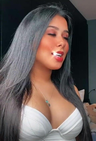 3. Más Caliente Cinthia Cruz Enseña Escote Con Top Corto Blanco