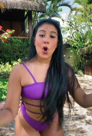 5. Sexy Cinthia Cruz Con Traje De Baño Violeta