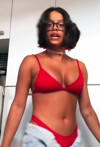 Bonita Maria Clara Garcia enseña escote con Bikini Rojo y Senos Saltarines