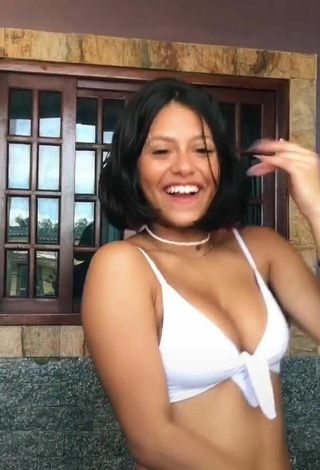 Hermosa Maria Clara Garcia enseña escote con Bikini Blanco y Senos Saltarines