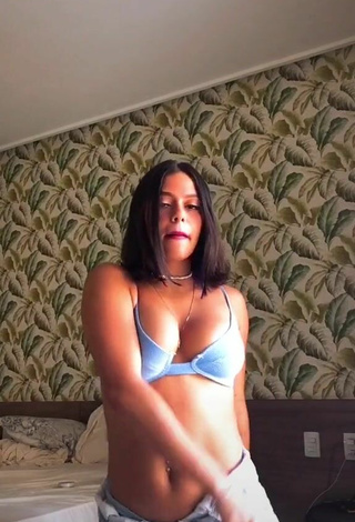 Sexy Maria Clara Garcia con Sujetador de Bikini mientras hace twerking y Senos Saltarines