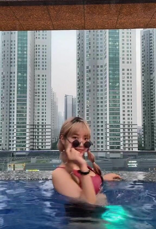 2. Sexy KEJIMIN Con Sujetador De Bikini En La Piscina