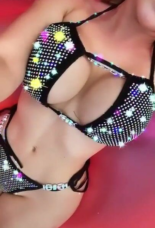 Caliente Danyan Cat enseña escote con Bikini