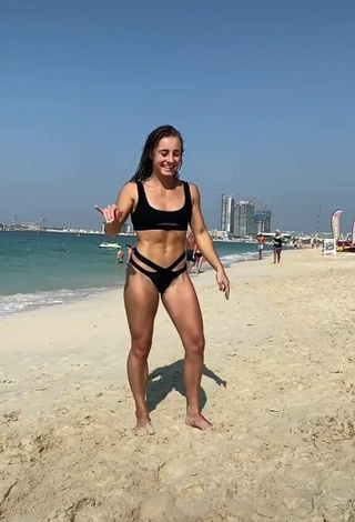 Sexy Demi Bagby con Bikini Negro en la playa