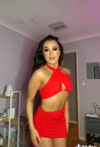 Preciosa Caitlin Cummins con Top Corto Rojo