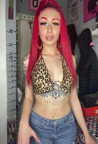 Bonita Candela Sartorius con Top Corto Leopardo