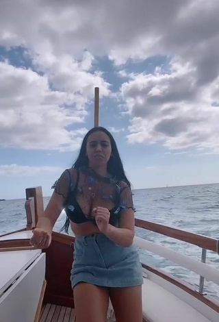 3. Caliente Carla Flila Enseña Escote Con Sujetador Negro En Un Barco