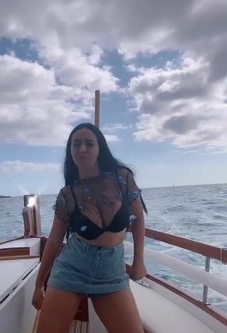 5. Caliente Carla Flila Enseña Escote Con Sujetador Negro En Un Barco