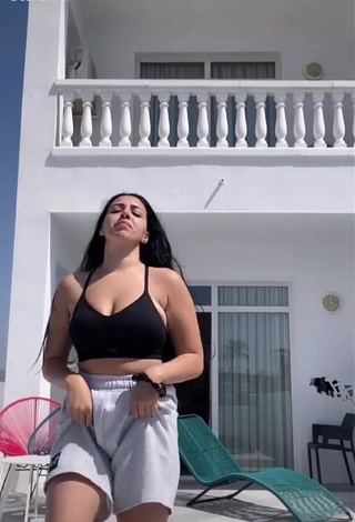 Increíble Carla Flila enseña escote con Top Corto Negro