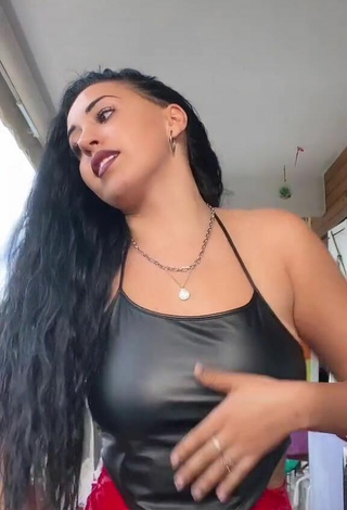 Sexy Carla Flila con Top Corto Negro