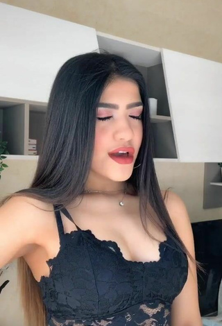 Caliente Cassandra Tejada enseña escote con Top Corto Negro