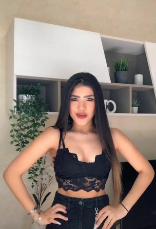 Hermosa Cassandra Tejada enseña escote con Top Corto Negro