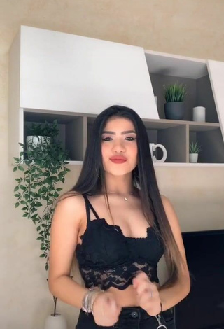 3. Hermosa Cassandra Tejada Enseña Escote Con Top Corto Negro