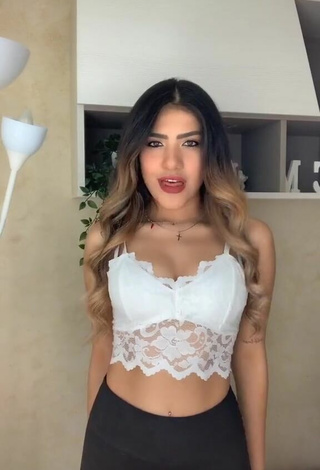 Atractiva Cassandra Tejada enseña escote con Seductores Top Corto Blanco