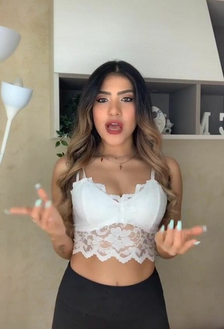 2. Atractiva Cassandra Tejada Enseña Escote Con Seductores Top Corto Blanco