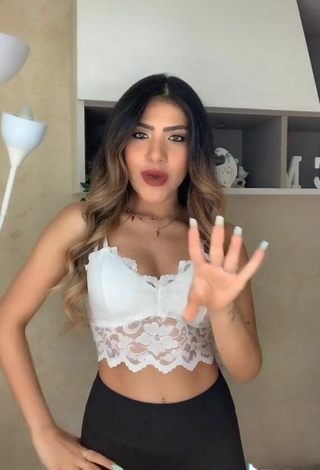 3. Atractiva Cassandra Tejada Enseña Escote Con Seductores Top Corto Blanco