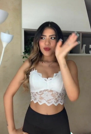 4. Atractiva Cassandra Tejada Enseña Escote Con Seductores Top Corto Blanco