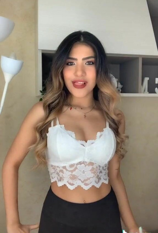 5. Atractiva Cassandra Tejada Enseña Escote Con Seductores Top Corto Blanco