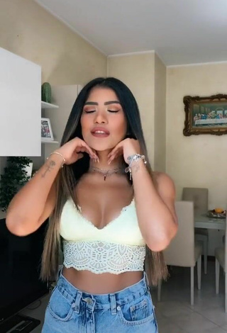 3. Sexy Cassandra Tejada Enseña Escote Con Top Corto Blanco