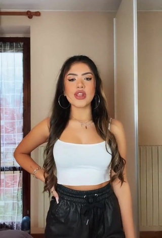 Bonita Cassandra Tejada con Top Corto Blanco