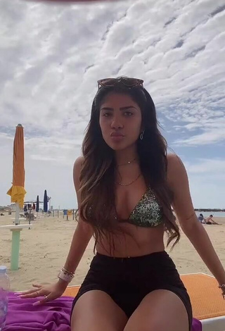 Sexy Cassandra Tejada con Sujetador de Bikini en la playa