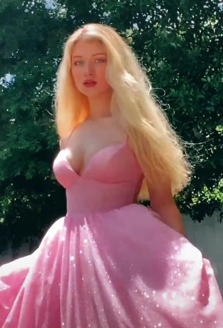 Sexy Charli Elise enseña escote con Vestido Rosa