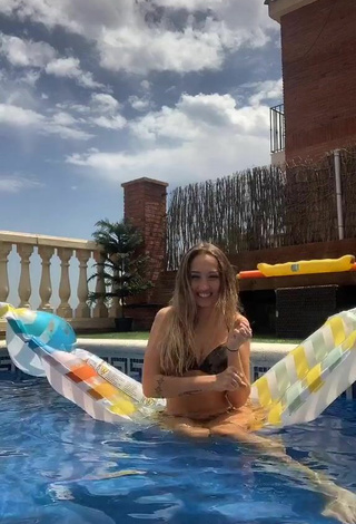 5. Bonita Chernovii Con Bikini Camuflaje En La Piscina