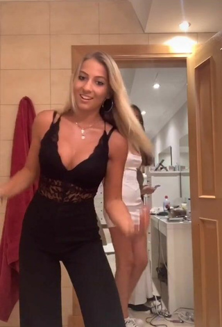 Sexy Francesca Saunders enseña escote con Traje de Cuerpo Negro