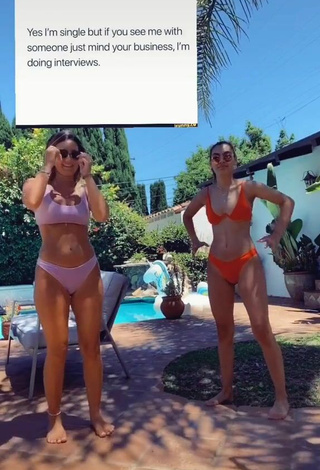 Sexy Chloe Hood con Bikini Naranja Rosa en la piscina