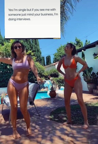 2. Sexy Chloe Hood Con Bikini Naranja Rosa En La Piscina