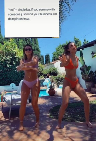 4. Sexy Chloe Hood Con Bikini Naranja Rosa En La Piscina