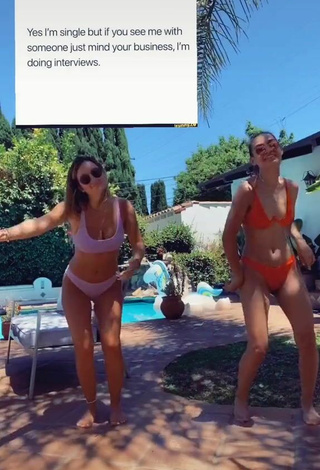 5. Sexy Chloe Hood Con Bikini Naranja Rosa En La Piscina