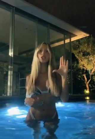 Cariño Morel Chekoral con Sensuales Bikini en la piscina