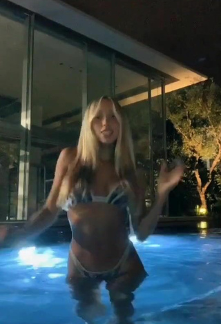 2. Cariño Morel Chekoral Con Sensuales Bikini En La Piscina