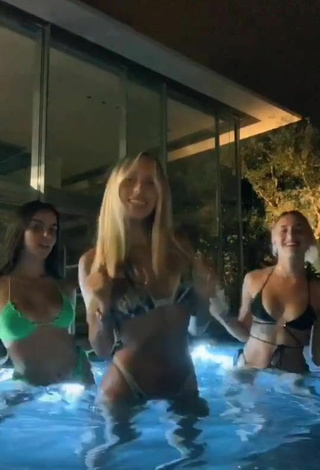 4. Cariño Morel Chekoral Con Sensuales Bikini En La Piscina