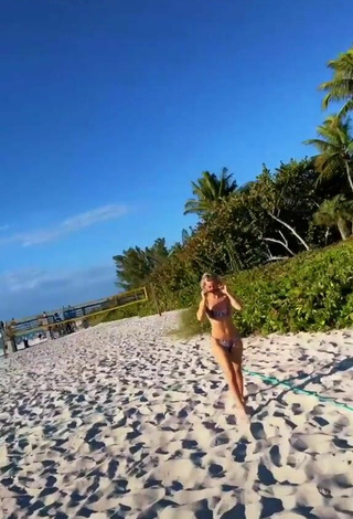 1. Hermosa Csenge Forstner Con Bikini Leopardo En La Playa