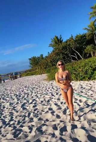 3. Hermosa Csenge Forstner Con Bikini Leopardo En La Playa