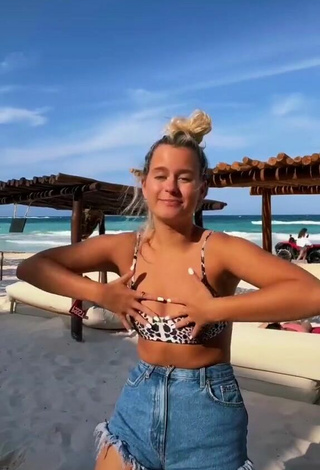 3. Sexy Csenge Forstner Con Sujetador De Bikini En La Playa