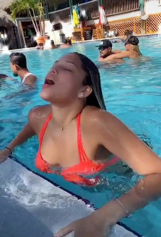 Sexy Noheliaah con Bikini en la piscina