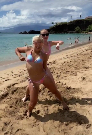 1. Caliente Bailey McManus Con Bikini Rayas En La Playa