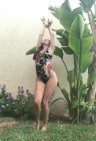 Sexy Danielle Haden con Traje de Baño Floral