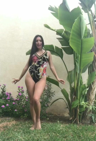 2. Sexy Danielle Haden Con Traje De Baño Floral