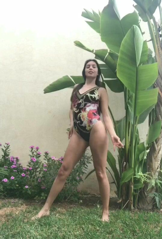 3. Sexy Danielle Haden Con Traje De Baño Floral