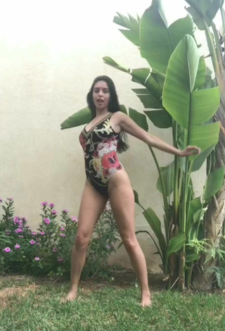 4. Sexy Danielle Haden Con Traje De Baño Floral