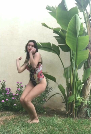 5. Sexy Danielle Haden Con Traje De Baño Floral