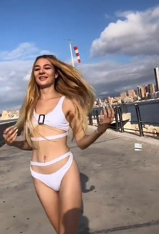 5. Sexy Diana Dasha Con Bikini Blanco En El Paseo Marítimo