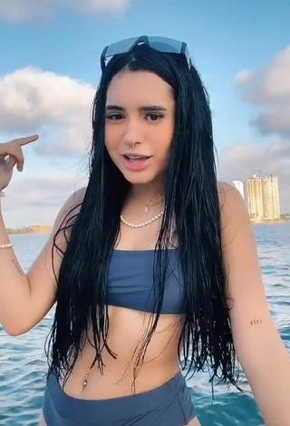 Guapísima Dominik Elizabeth Reséndez Robledo con Atractivos Bikini Gris en un barco