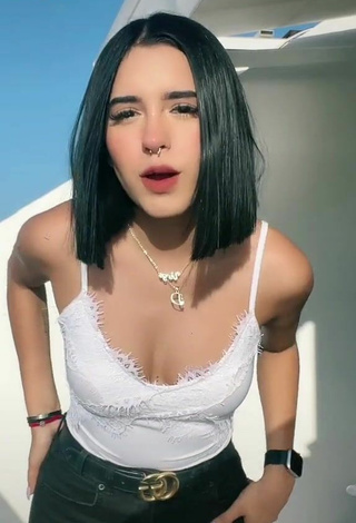 Sexy Dominik Elizabeth Reséndez Robledo enseña escote con Top Blanco